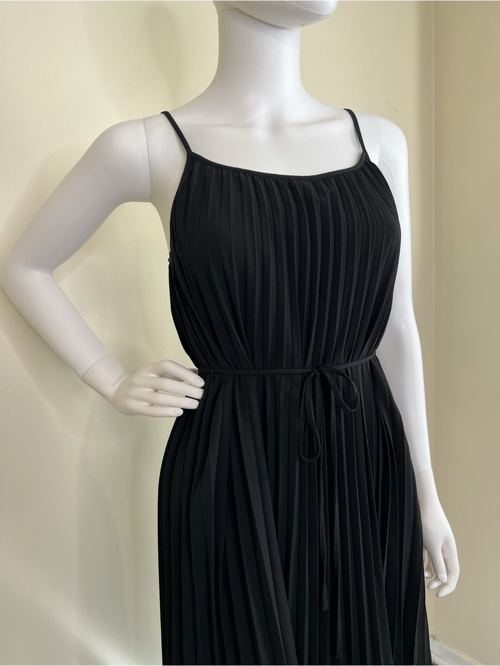 H&M BLACK PLEATED MAXI DRESS XS
